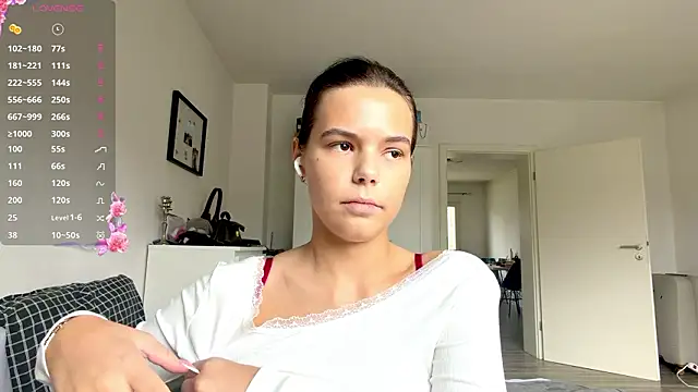 Snapshot of MaydaCornwall chatting on 02/13/26, 02:02 MaydaCornwall online show from 02/13/26, 02:02