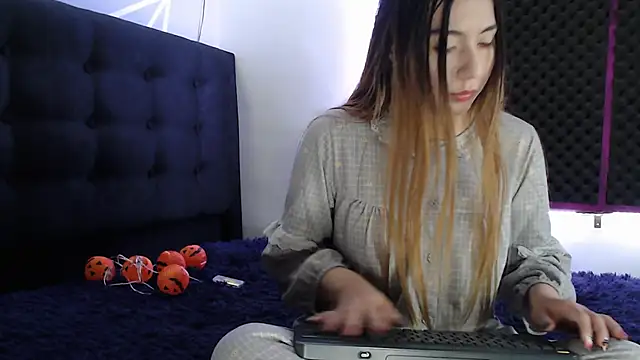 karlamoon23 online show from 10/13/25, 09:26