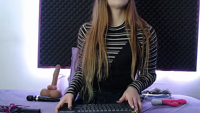 karlamoon23 online show from 10/19/25, 09:15