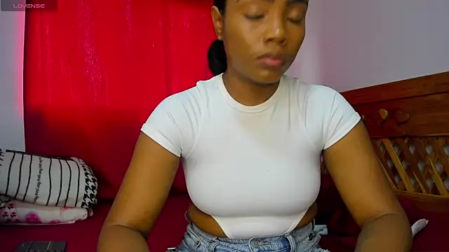 Snapshot of mishell- chatting on 06/17/26, 06:42 mishell- online show from 06/17/26, 06:42