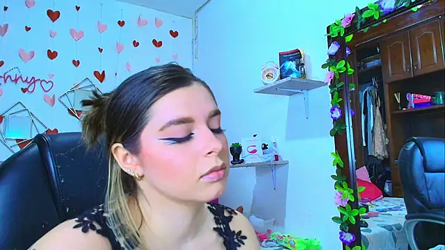 Anny Hurtado online show from 10/15/25, 07:41