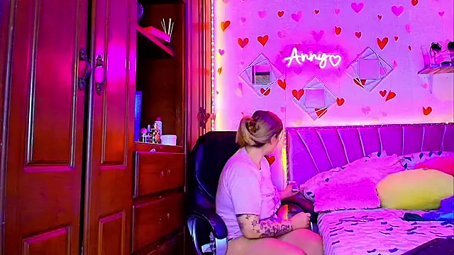 Anny Hurtado online show from 12/16/25, 06:29