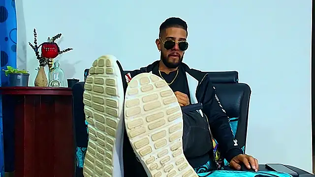 Snapshot of DaveSoldier chatting on 10/12/25, 04:11 DaveSoldier online show from 10/12/25, 04:11