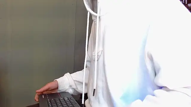 Snapshot of alexgiraldo__ chatting on 05/04/26, 12:34 alexgiraldo online show from 05/04/26, 12:34