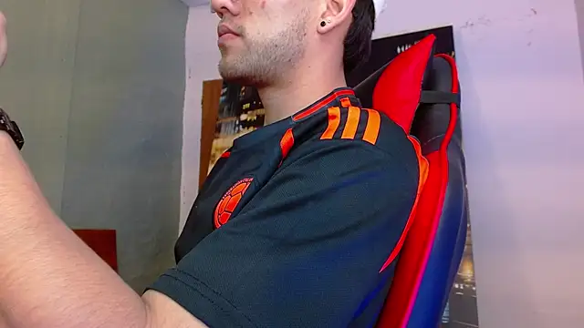 Snapshot of alexgiraldo__ chatting on 06/02/26, 02:13 alexgiraldo online show from 06/02/26, 02:13