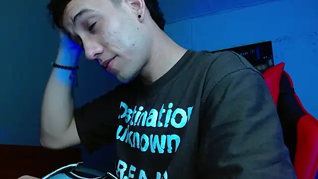 Snapshot of alexgiraldo__ chatting on 06/13/26, 01:20 alexgiraldo online show from 06/13/26, 01:20