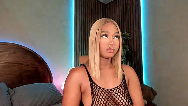 Snapshot of alisonn_moon chatting on 11/18/25, 10:47 alisonn moon online show from 11/18/25, 10:47