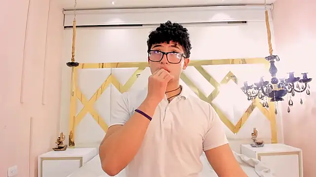 Snapshot of Valentin0_3 chatting on 10/25/25, 11:40 Valentin0 3 online show from 10/25/25, 11:40