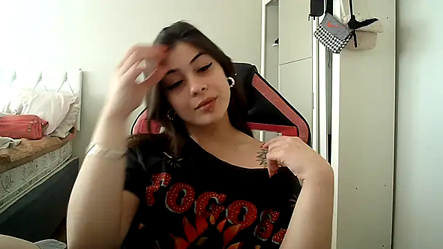 Snapshot of Becca_B chatting on 09/29/25, 05:29 Becca B online show from 09/29/25, 05:29