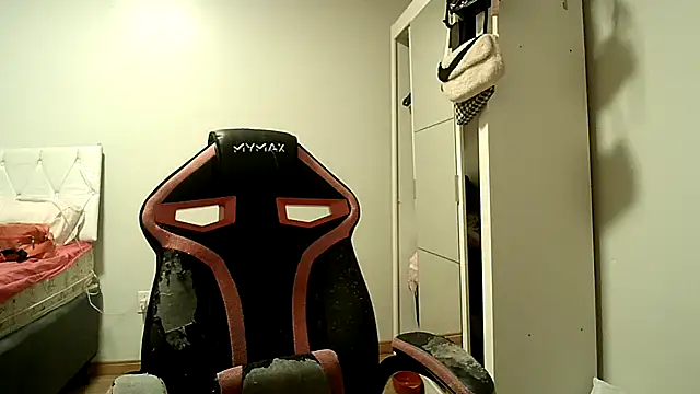 Snapshot of Becca_B chatting on 10/29/25, 06:42 Becca B online show from 10/29/25, 06:42