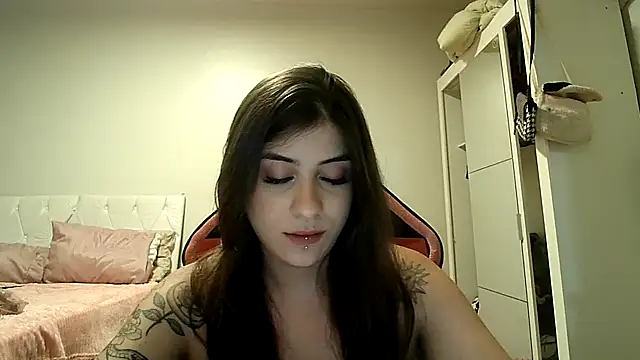 Snapshot of Becca_B chatting on 12/17/25, 03:56 Becca B online show from 12/17/25, 03:56