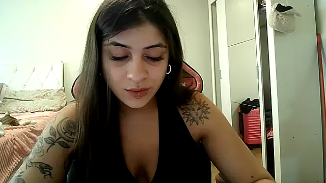 Snapshot of Becca_B chatting on 12/22/25, 07:44 Becca B online show from 12/22/25, 07:44