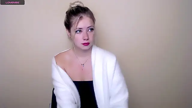 Snapshot of AliceHotty_ chatting on 09/18/25, 07:43 AliceHotty online show from 09/18/25, 07:43