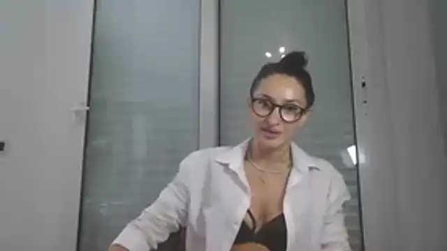 Snapshot of Vanis92 chatting on 05/13/26, 10:01 Vanis92 online show from 05/13/26, 10:01