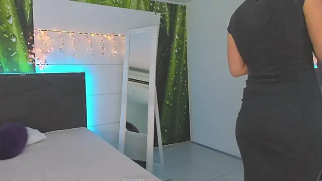 HollyTailors online show from 09/17/25, 05:31