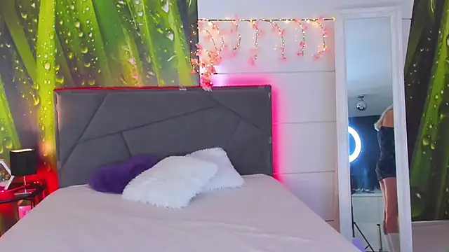 HollyTailors online show from 09/25/25, 05:11