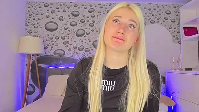 HollyTailors online show from 03/28/26, 01:22