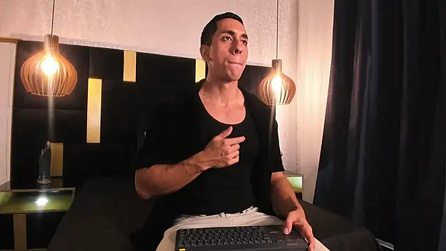 Snapshot of Lucio__Fox chatting on 04/21/26, 12:00 Lucio Fox online show from 04/21/26, 12:00