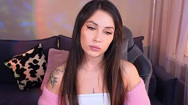 Snapshot of CarolineGuthrie chatting on 03/06/26, 02:13 CarolineGuthrie online show from 03/06/26, 02:13