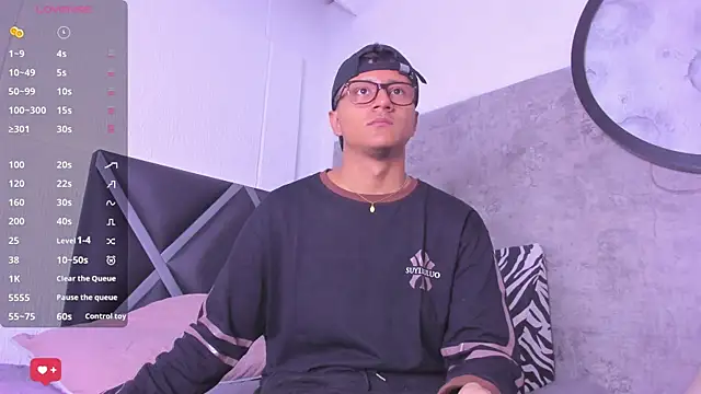 Snapshot of _Leohot_ chatting on 05/15/26, 03:35 Leohot online show from 05/15/26, 03:35