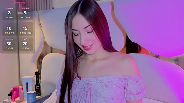 SofiJones  online show from 12/04/25, 09:12