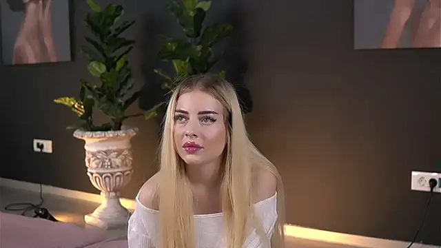 SerenaNoir online show from 10/18/25, 09:04