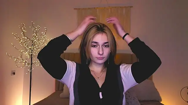 Snapshot of Little_mia__ chatting on 03/24/26, 10:26 Little mia online show from 03/24/26, 10:26