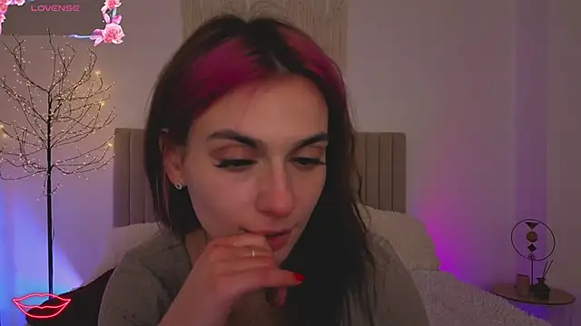 Snapshot of Little_mia__ chatting on 04/14/26, 09:43 Little mia online show from 04/14/26, 09:43