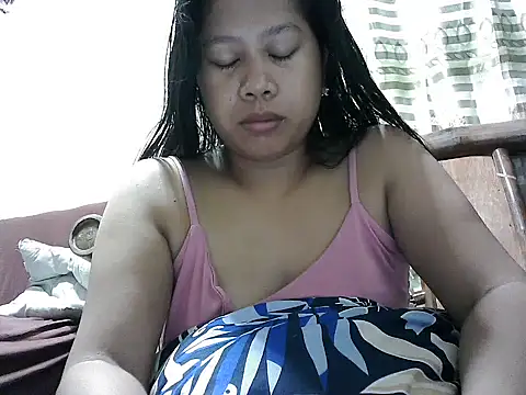 Snapshot of Pilipinalyn23 chatting on 09/27/25, 04:56 Pilipinalyn23 online show from 09/27/25, 04:56