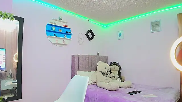 MiSofialeal online show from 11/24/25, 05:56