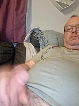 Snapshot of pettson72 chatting on 04/21/26, 08:34 pettson72 online show from 04/21/26, 08:34