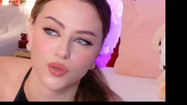 Snapshot of Sienna_Voss chatting on 10/22/25, 08:41 Sienna Voss online show from 10/22/25, 08:41