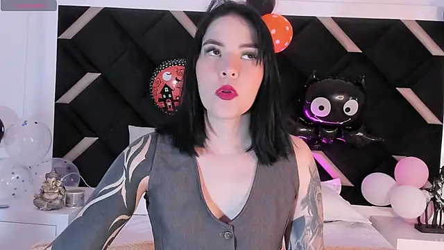 Snapshot of kate_cass chatting on 10/26/25, 03:23 kate cass online show from 10/26/25, 03:23