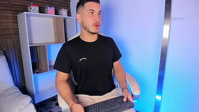 Axel grey  online show from 09/20/25, 12:39