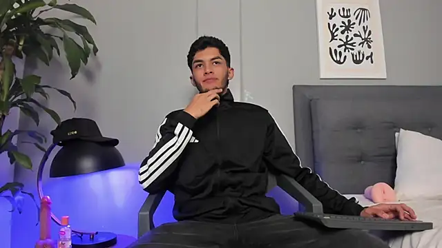Snapshot of Tylerffoxx chatting on 06/19/26, 09:51 Tylerffoxx online show from 06/19/26, 09:51