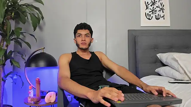 Snapshot of Tylerffoxx chatting on 07/11/26, 08:22 Tylerffoxx online show from 07/11/26, 08:22