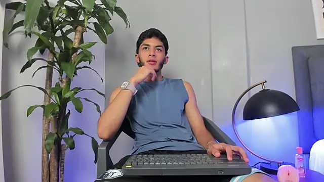 Snapshot of Tylerffoxx chatting on 07/14/26, 10:26 Tylerffoxx online show from 07/14/26, 10:26