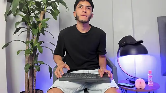 Snapshot of Tylerffoxx chatting on 07/18/26, 12:26 Tylerffoxx online show from 07/18/26, 12:26