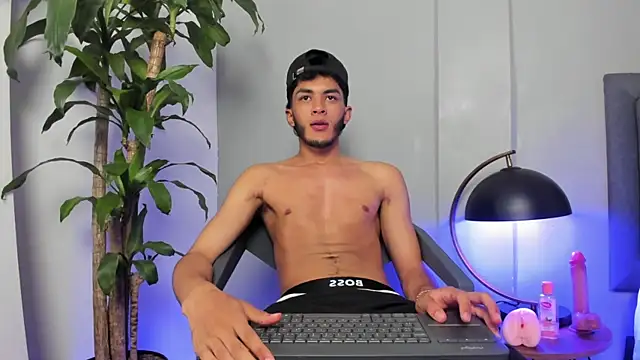 Snapshot of Tylerffoxx chatting on 07/18/26, 11:41 Tylerffoxx online show from 07/18/26, 11:41