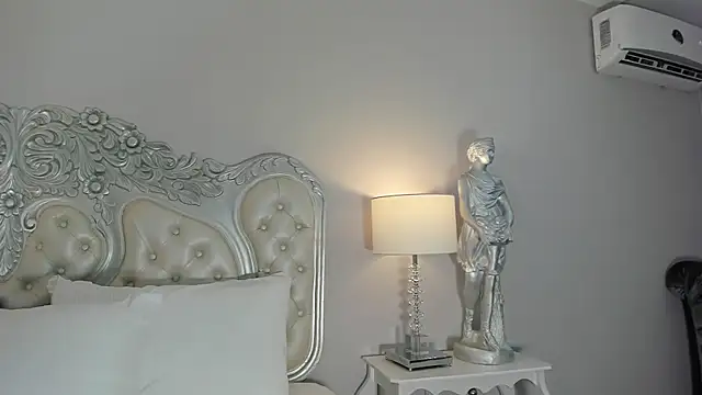 Snapshot of CarolineLee_ chatting on 12/13/25, 10:37 CarolineLee online show from 12/13/25, 10:37