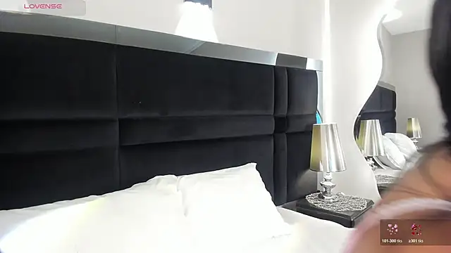 CarolineLee  online show from 04/13/26, 10:37