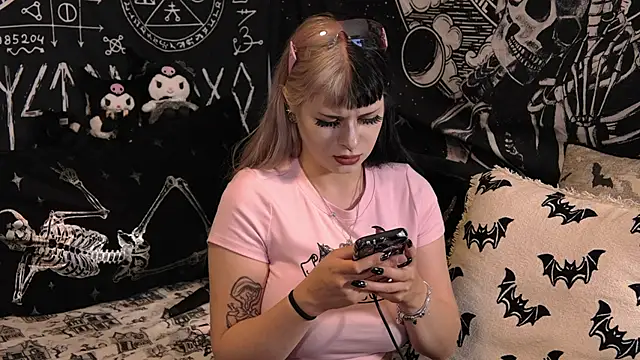 Snapshot of Paige_Turner chatting on 04/24/26, 01:19 Paige Turner online show from 04/24/26, 01:19