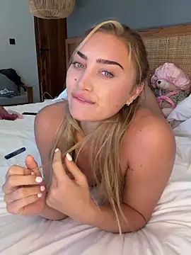 Snapshot of auriangel chatting on 02/01/26, 11:58 auriangel online show from 02/01/26, 11:58