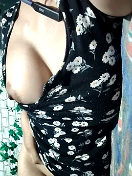 Snapshot of pihu099 chatting on 03/08/26, 02:04 pihu099 online show from 03/08/26, 02:04