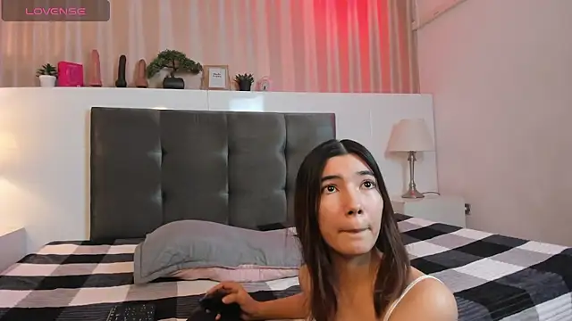 Snapshot of CuteButHarder chatting on 04/10/26, 08:13 CuteButHarder online show from 04/10/26, 08:13