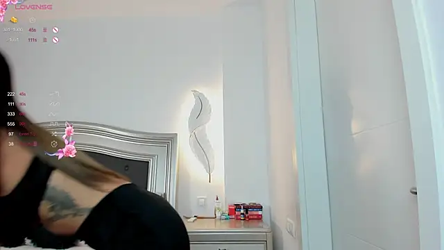 AmiraaLuxe online show from 10/28/25, 03:04