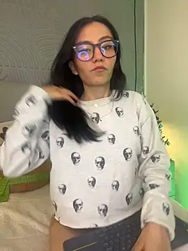 eviegothel  online show from 12/02/25, 08:26