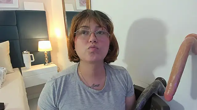 isa grey  online show from 11/26/25, 06:25