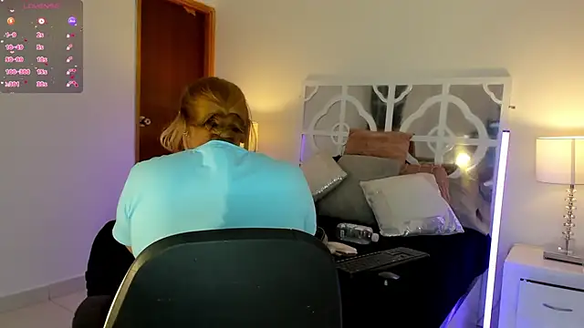 MikaelaStone online show from 12/18/25, 10:32