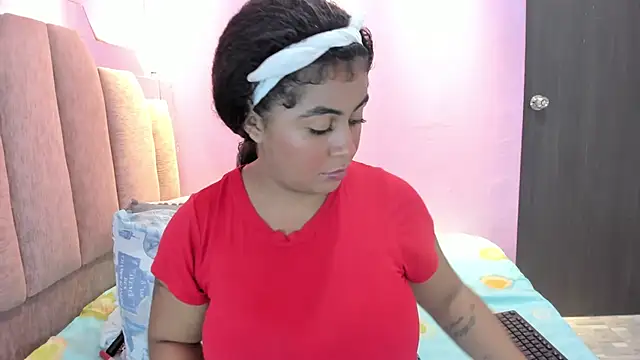 Snapshot of AndreaSweet2 chatting on 10/14/25, 08:20 AndreaSweet2 online show from 10/14/25, 08:20